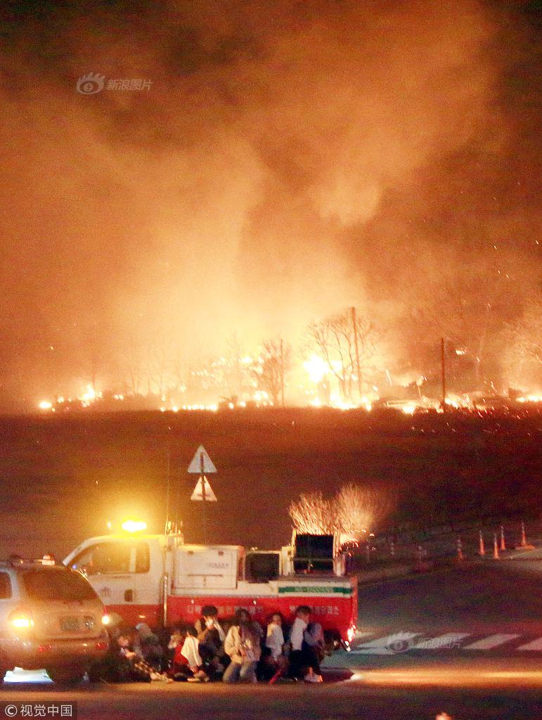 17歲女孩躺在父親腿上睡覺好嗎