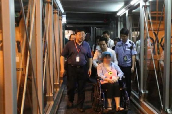 《窄紅》by 折一枚針